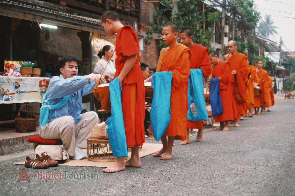 Lễ Tắc-Bạt (khất thực) - Luang Prabang - Lào